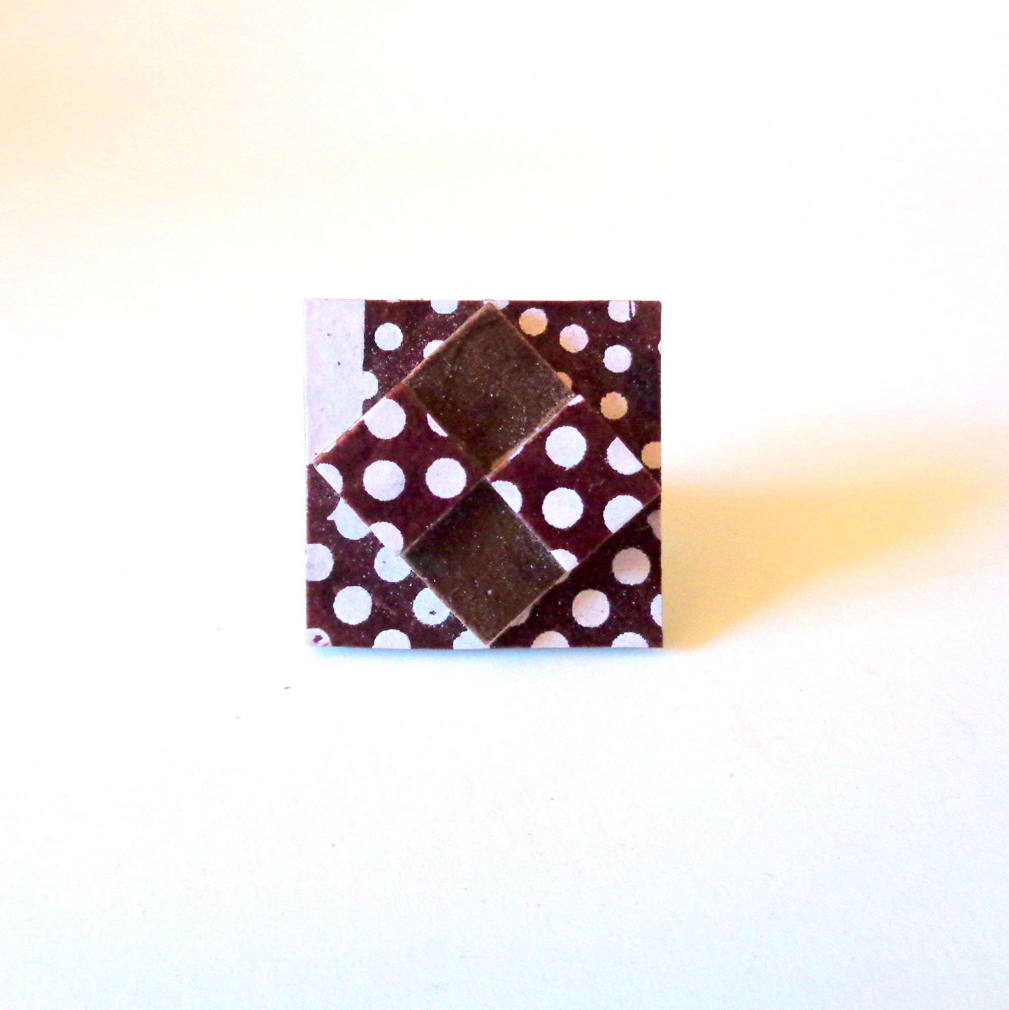 Bague carrée en carton - "Marron à petits pois blancs" – Image 1