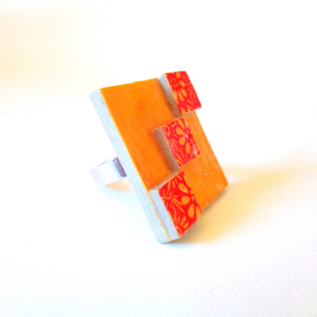 Bague carrée en carton - "Jaune ocre/Orange à fleurs"