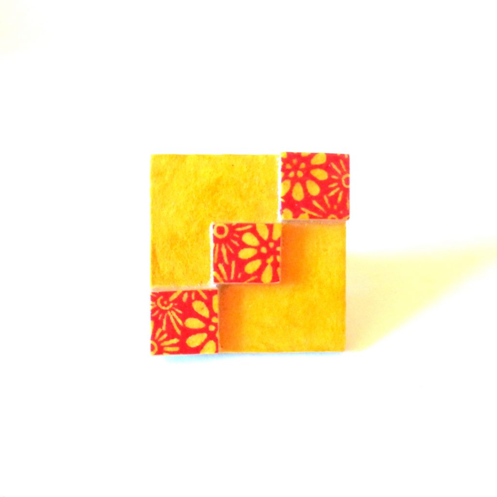 Bague carrée en carton - "Jaune ocre/Orange à fleurs"