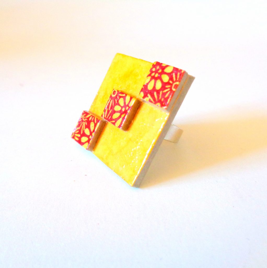 Bague carrée en carton - "Jaune ocre/Orange à fleurs"