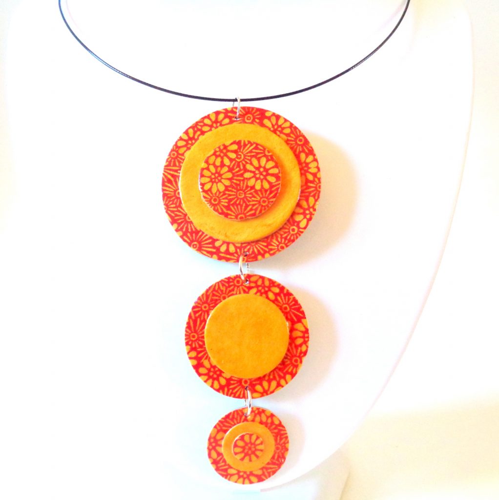Long pendentif "Ronds" en carton - Orange à fleurs/Jaune ocre