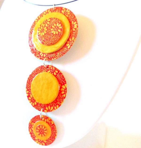 Long pendentif "Ronds" en carton - Orange à fleurs/Jaune ocre