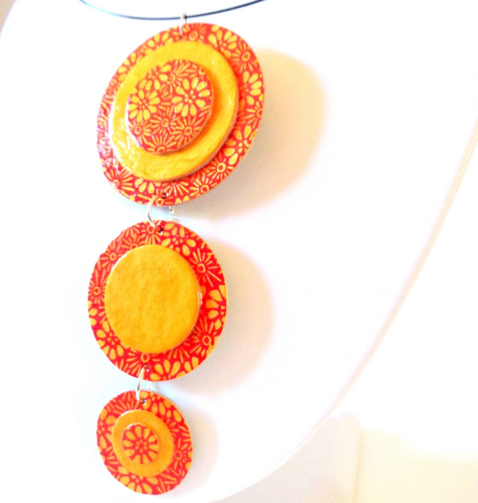 Long pendentif "Ronds" en carton - Orange à fleurs/Jaune ocre