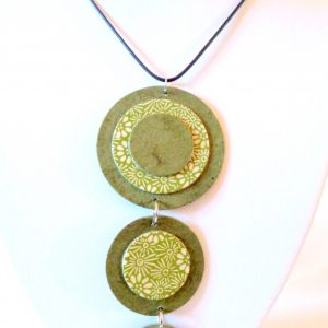 Long pendentif "Ronds" en carton - Vert olive/Vert fleurs – Image 2