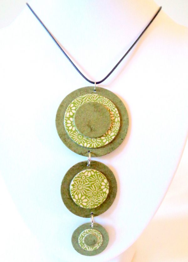 Long pendentif "Ronds" en carton - Vert olive/Vert fleurs