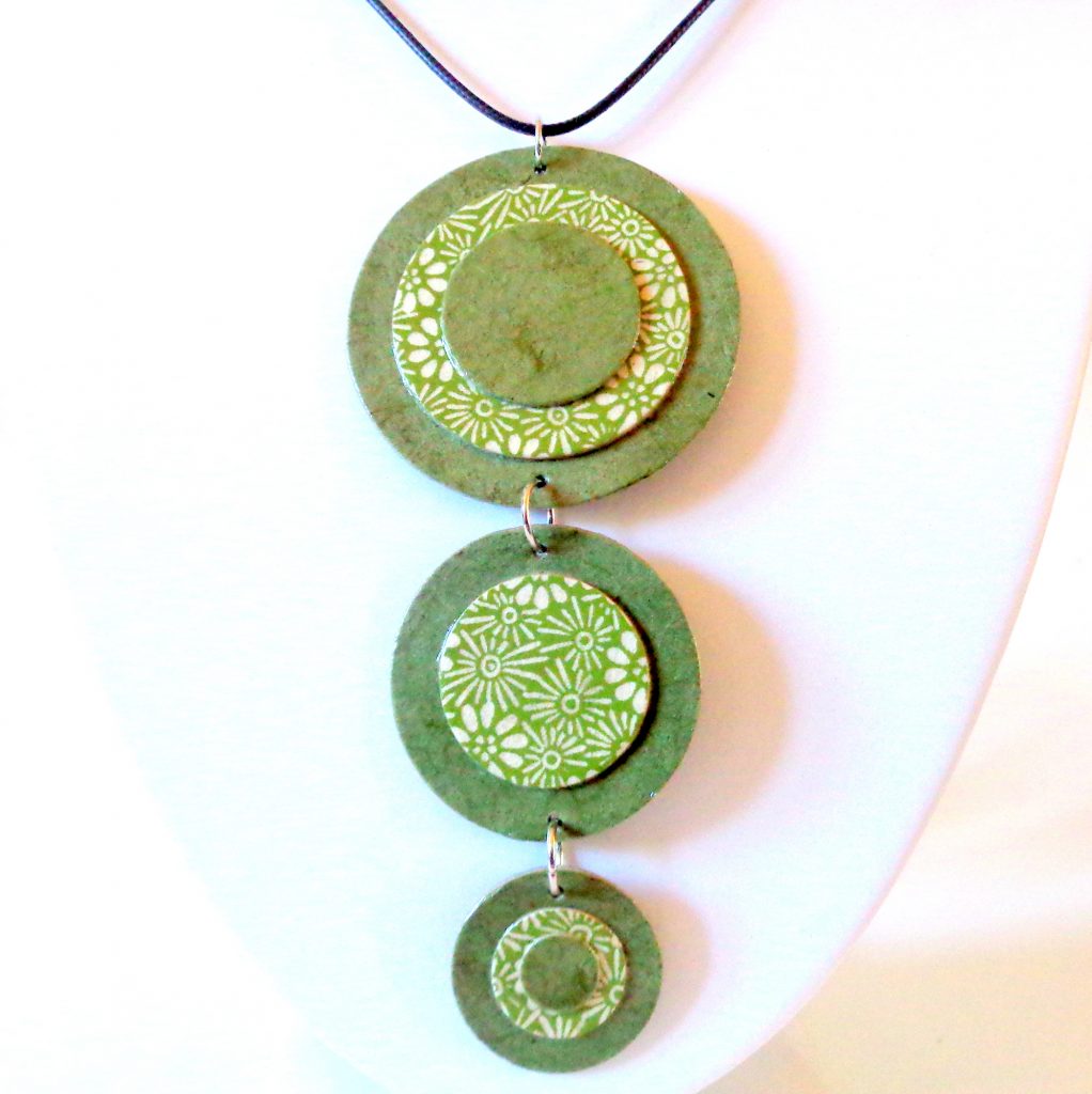 Long pendentif "Ronds" en carton - Vert olive/Vert fleurs