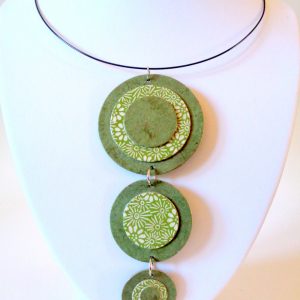 Long pendentif "Ronds" en carton - Vert olive/Vert fleurs – Image 3