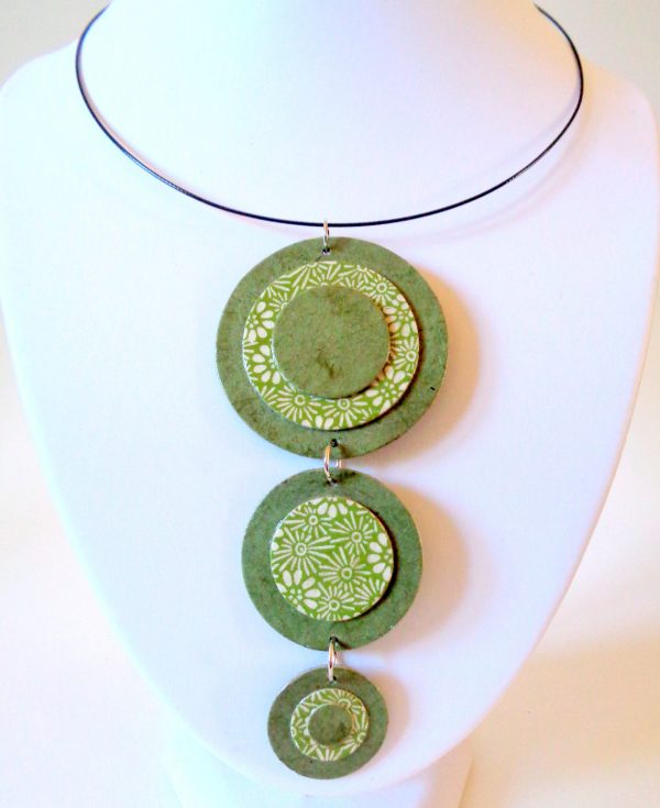 Long pendentif "Ronds" en carton - Vert olive/Vert fleurs