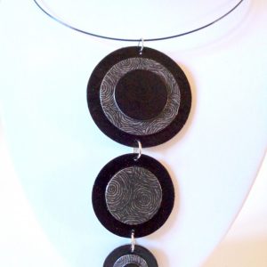 Long pendentif "Ronds" en carton - Noir/Gris à cercles – Image 2