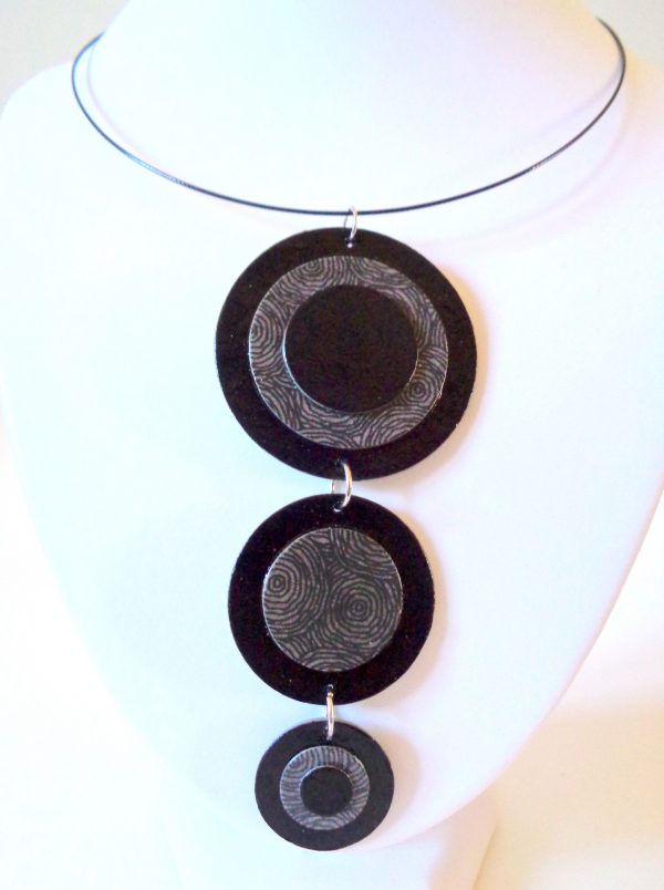 Long pendentif "Ronds" en carton - Noir/Gris à cercles