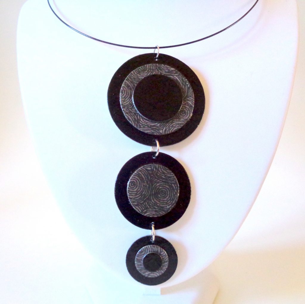 Long pendentif "Ronds" en carton - Noir/Gris à cercles