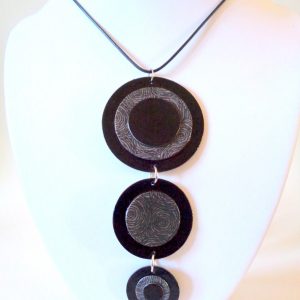 Long pendentif "Ronds" en carton - Noir/Gris à cercles – Image 3