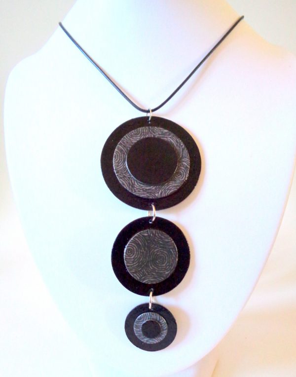 Long pendentif "Ronds" en carton - Noir/Gris à cercles