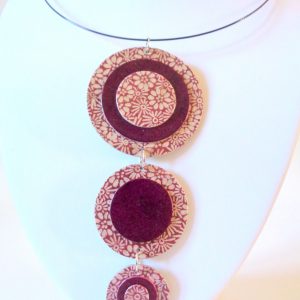 Long pendentif "Ronds" en carton - Bordeaux à fleurs/Bordeaux – Image 3