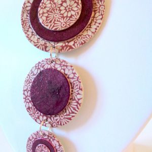 Long pendentif "Ronds" en carton - Bordeaux à fleurs/Bordeaux – Image 2