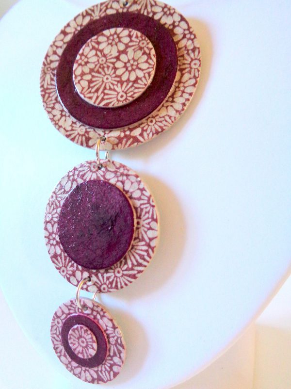 Long pendentif "Ronds" en carton - Bordeaux à fleurs/Bordeaux