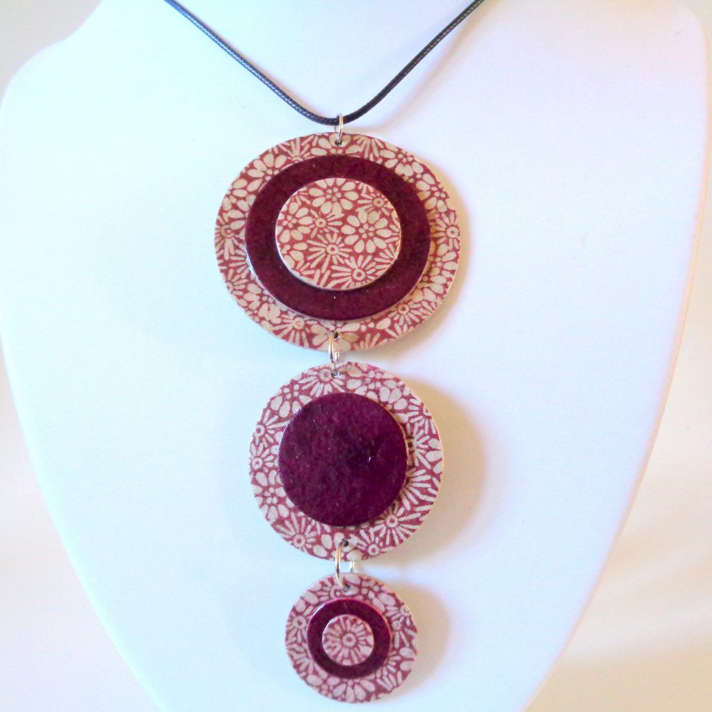 Long pendentif "Ronds" en carton - Bordeaux à fleurs/Bordeaux