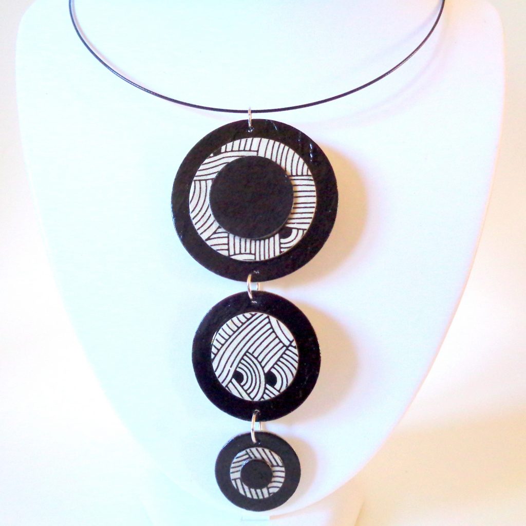 Long pendentif "Ronds" en carton - Noir/Blanc nœuds