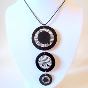 Long pendentif "Ronds" en carton - Noir/Blanc nœuds – Image 3