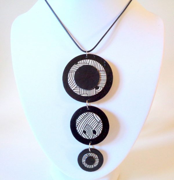 Long pendentif "Ronds" en carton - Noir/Blanc nœuds