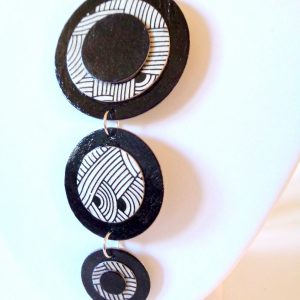 Long pendentif "Ronds" en carton - Noir/Blanc nœuds – Image 2