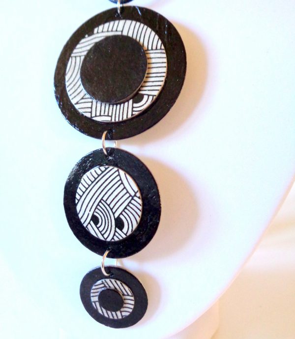 Long pendentif "Ronds" en carton - Noir/Blanc nœuds