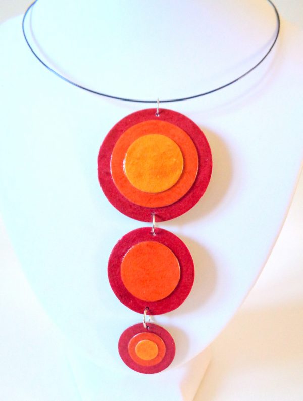 Long pendentif "Ronds" en carton - Rouge carmin et jaune