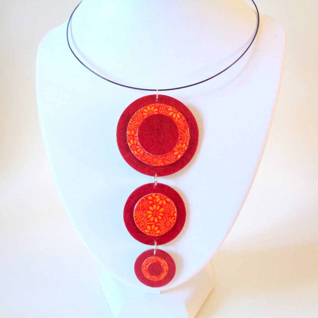 Long pendentif "Ronds" en carton - Rouge carmin/Orange à fleurs
