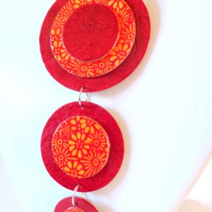 Long pendentif "Ronds" en carton -  Rouge carmin/Orange à fleurs – Image 2