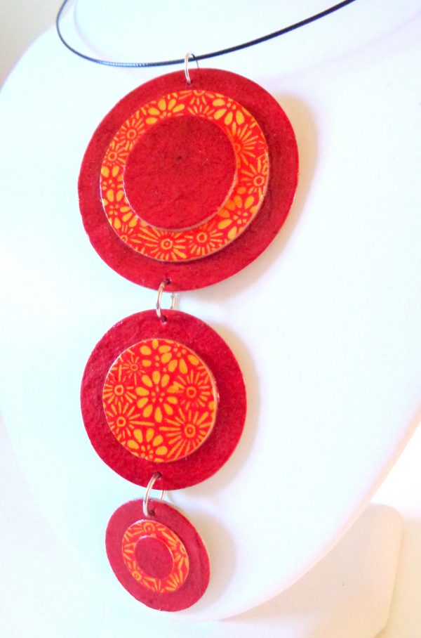 Long pendentif "Ronds" en carton - Rouge carmin/Orange à fleurs
