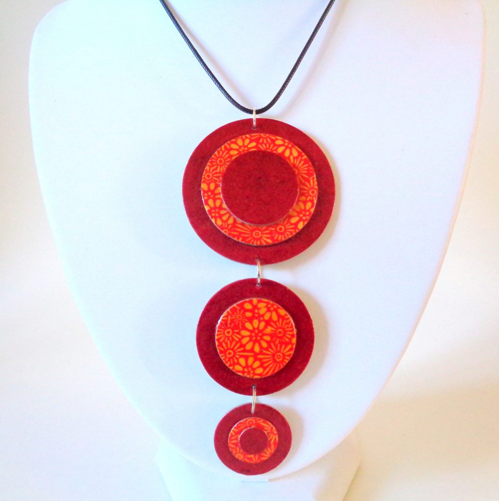 Long pendentif "Ronds" en carton -  Rouge carmin/Orange à fleurs