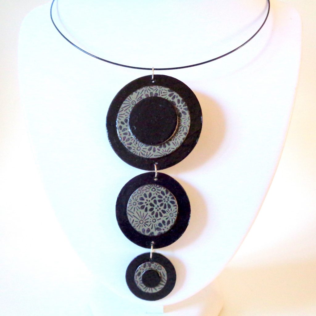Long pendentif "Ronds" en carton - Noir/Gris à fleurs