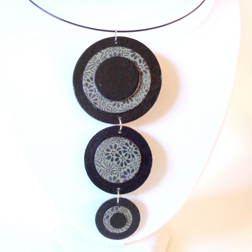 Long pendentif "Ronds" en carton -  Noir/Gris à fleurs