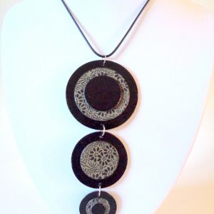 Long pendentif "Ronds" en carton -  Noir/Gris à fleurs – Image 2