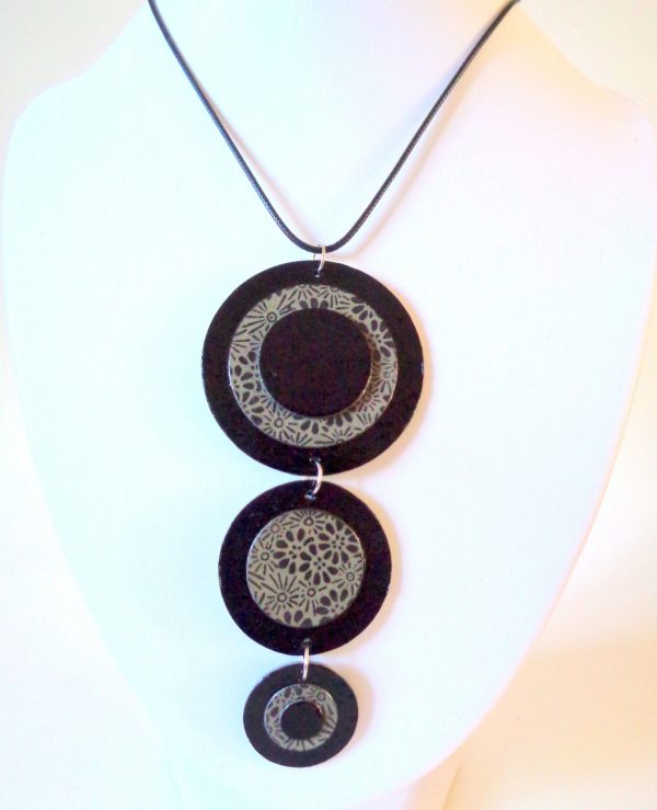 Long pendentif "Ronds" en carton - Noir/Gris à fleurs