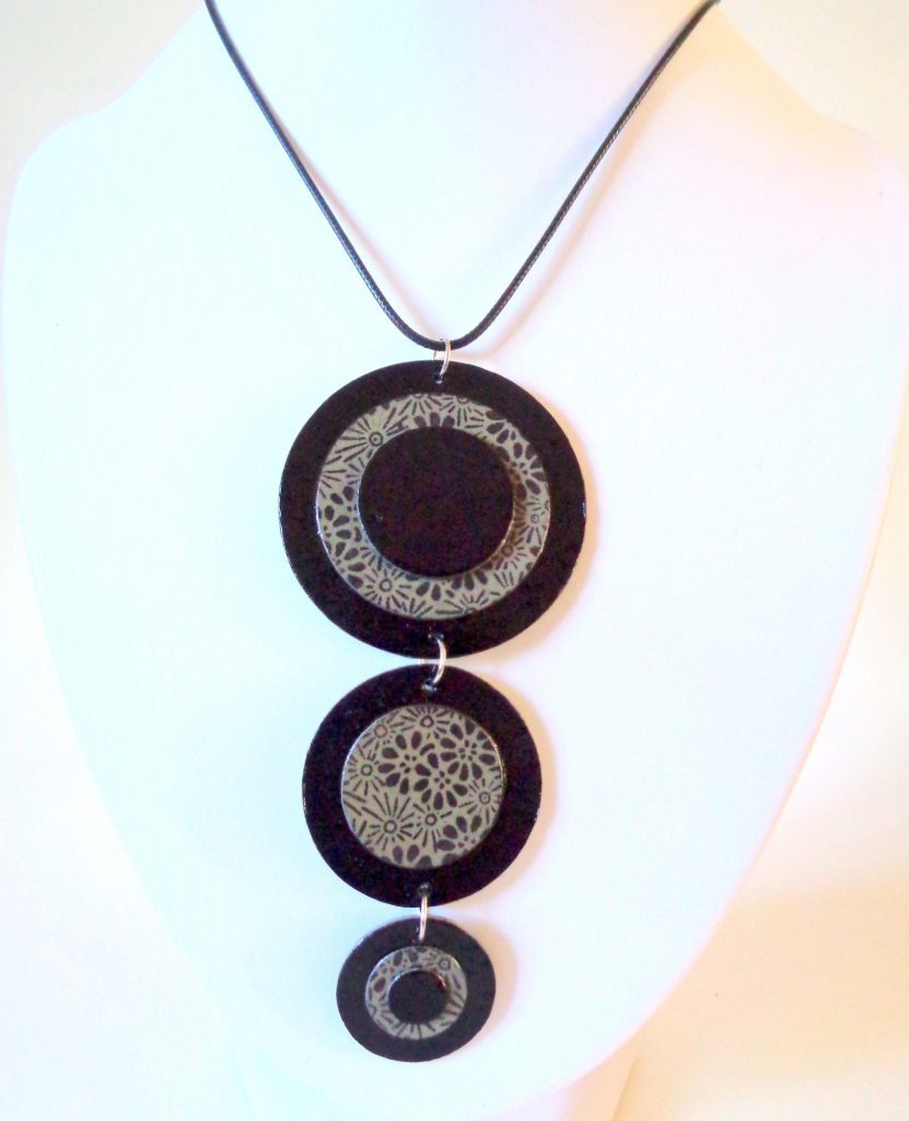 Long pendentif "Ronds" en carton -  Noir/Gris à fleurs