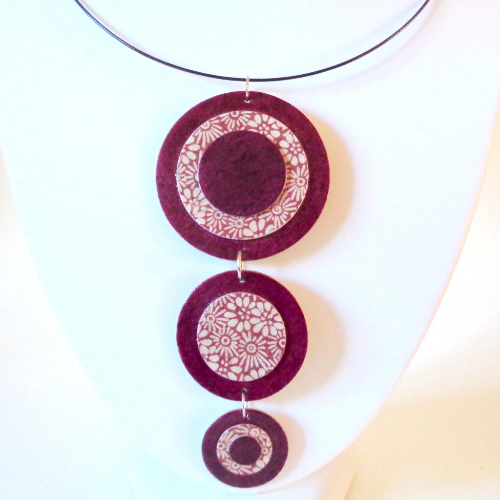 Long pendentif "Ronds" en carton - Bordeaux/Bordeaux à fleurs
