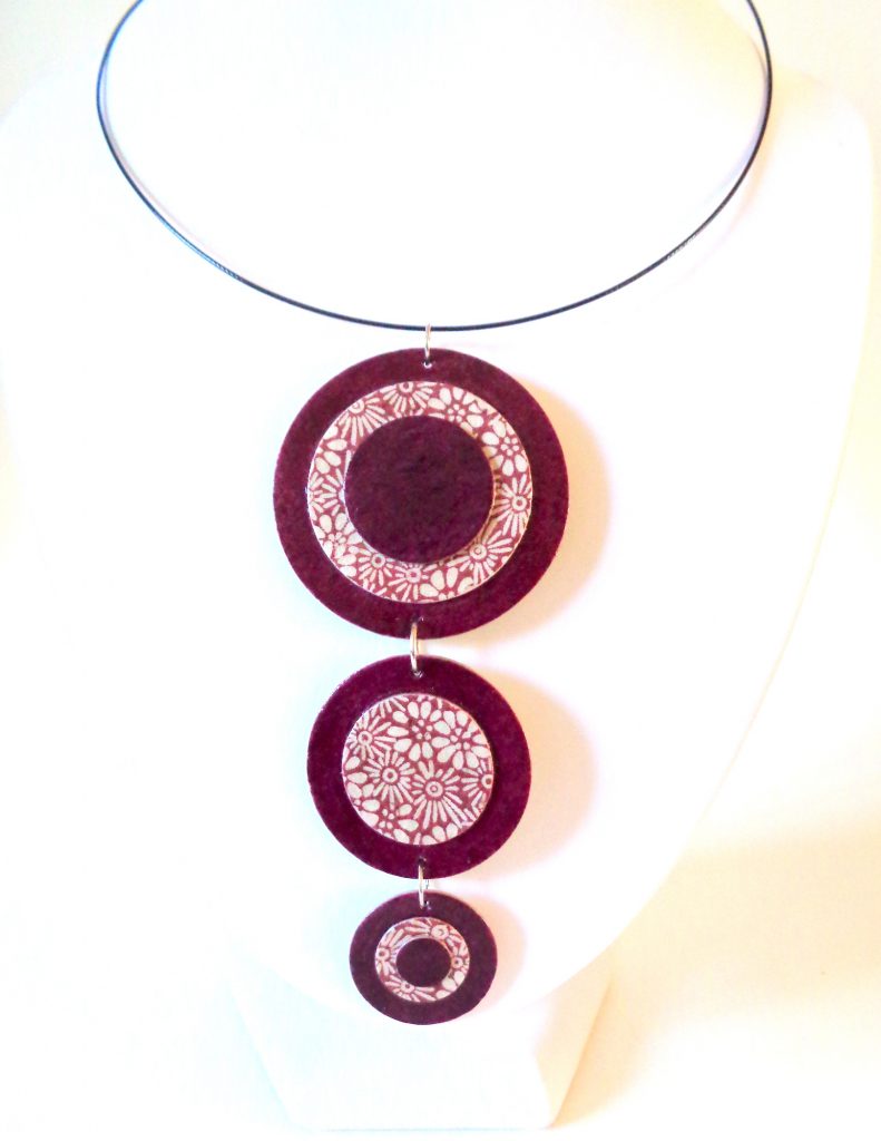 Long pendentif "Ronds" en carton - Bordeaux/Bordeaux à fleurs