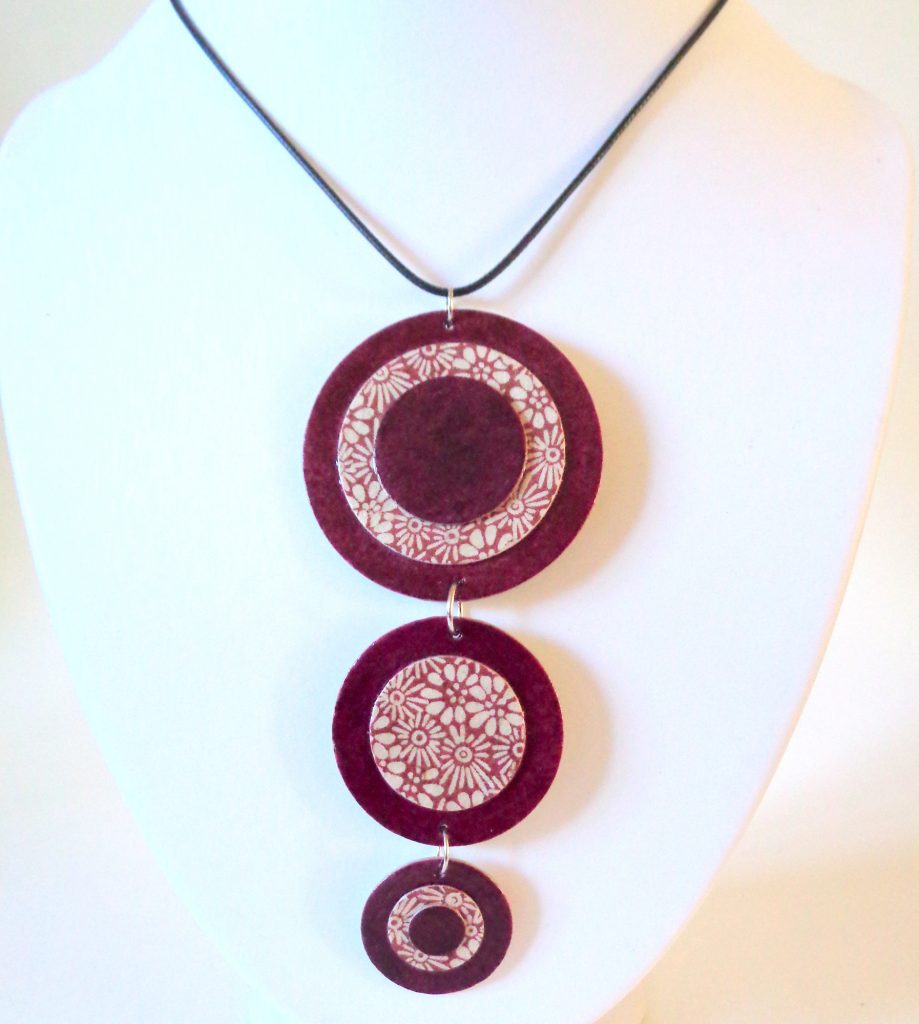 Long pendentif "Ronds" en carton - Bordeaux/Bordeaux à fleurs