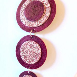 Long pendentif "Ronds" en carton - Bordeaux/Bordeaux à fleurs – Image 4