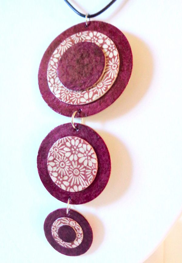 Long pendentif "Ronds" en carton - Bordeaux/Bordeaux à fleurs