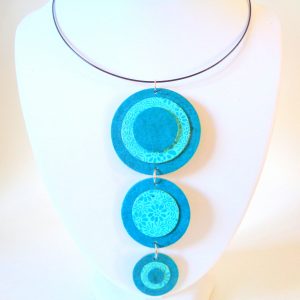 Long pendentif "Ronds" en carton -  Bleu turquoise/Bleu à fleurs