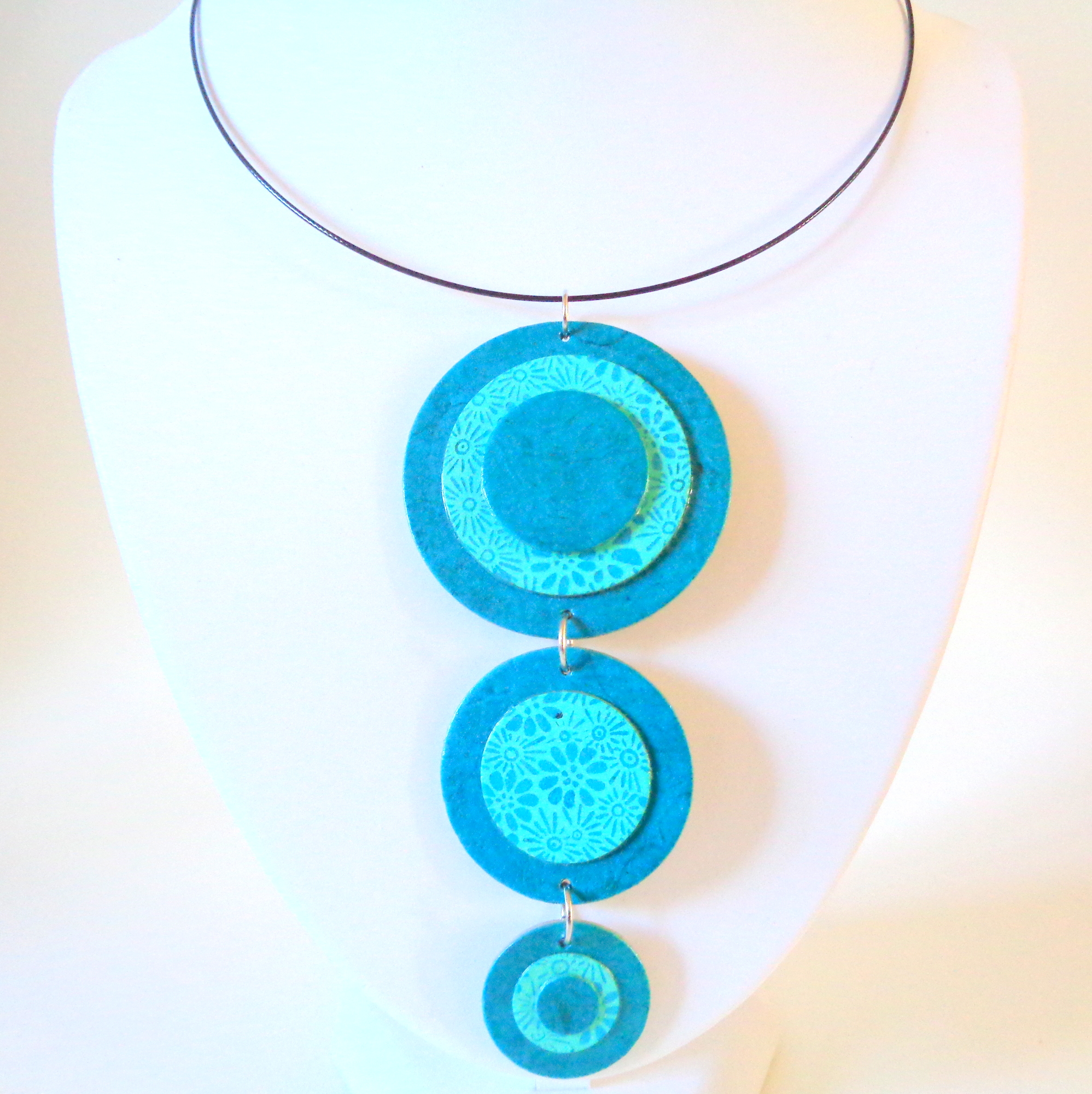 Long pendentif "Ronds" en carton -  Bleu turquoise/Bleu à fleurs – Image 1