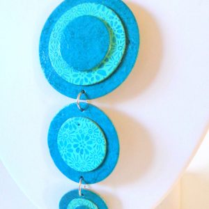 Long pendentif "Ronds" en carton -  Bleu turquoise/Bleu à fleurs – Image 3