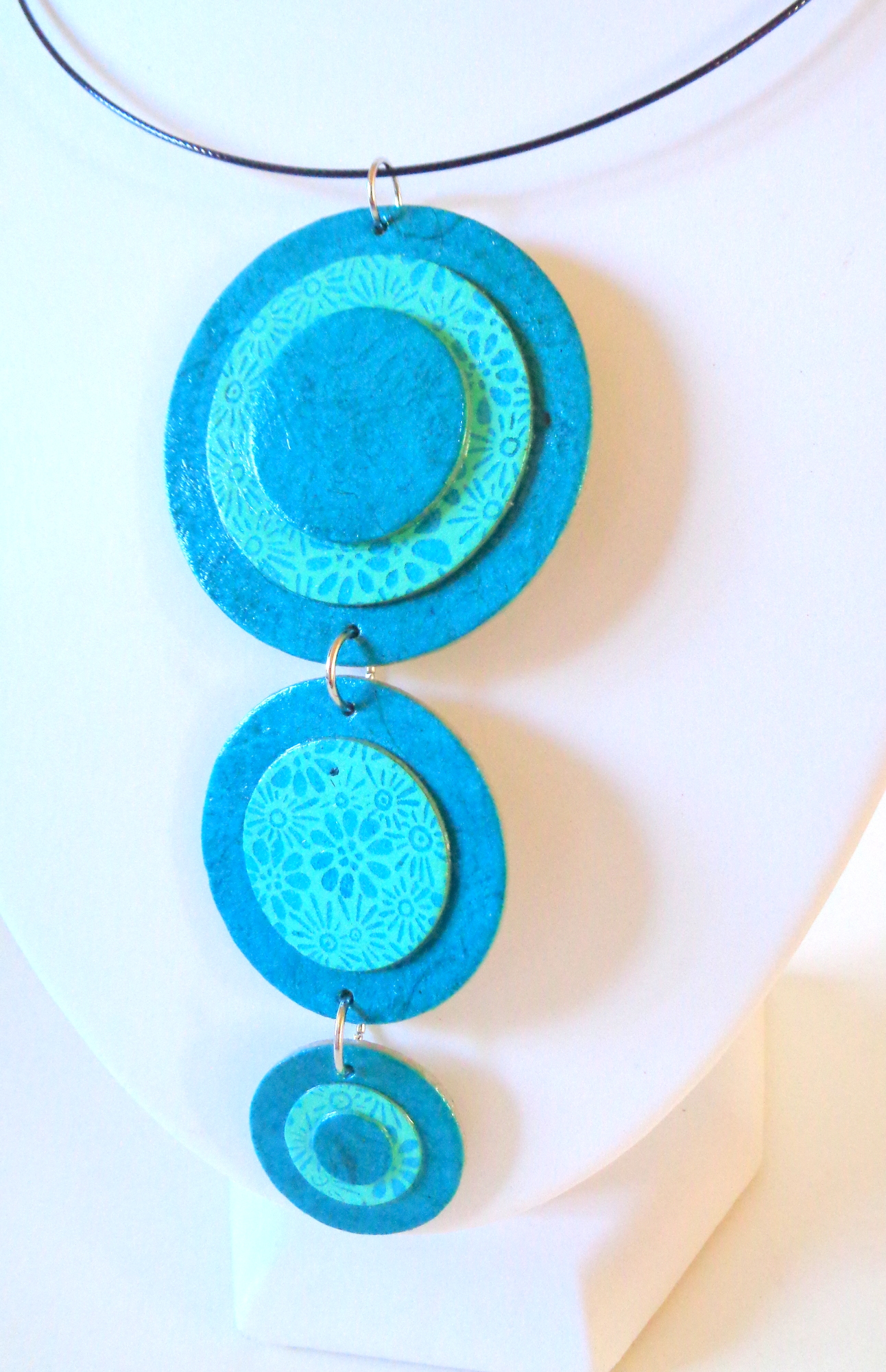 Long pendentif "Ronds" en carton -  Bleu turquoise/Bleu à fleurs – Image 3