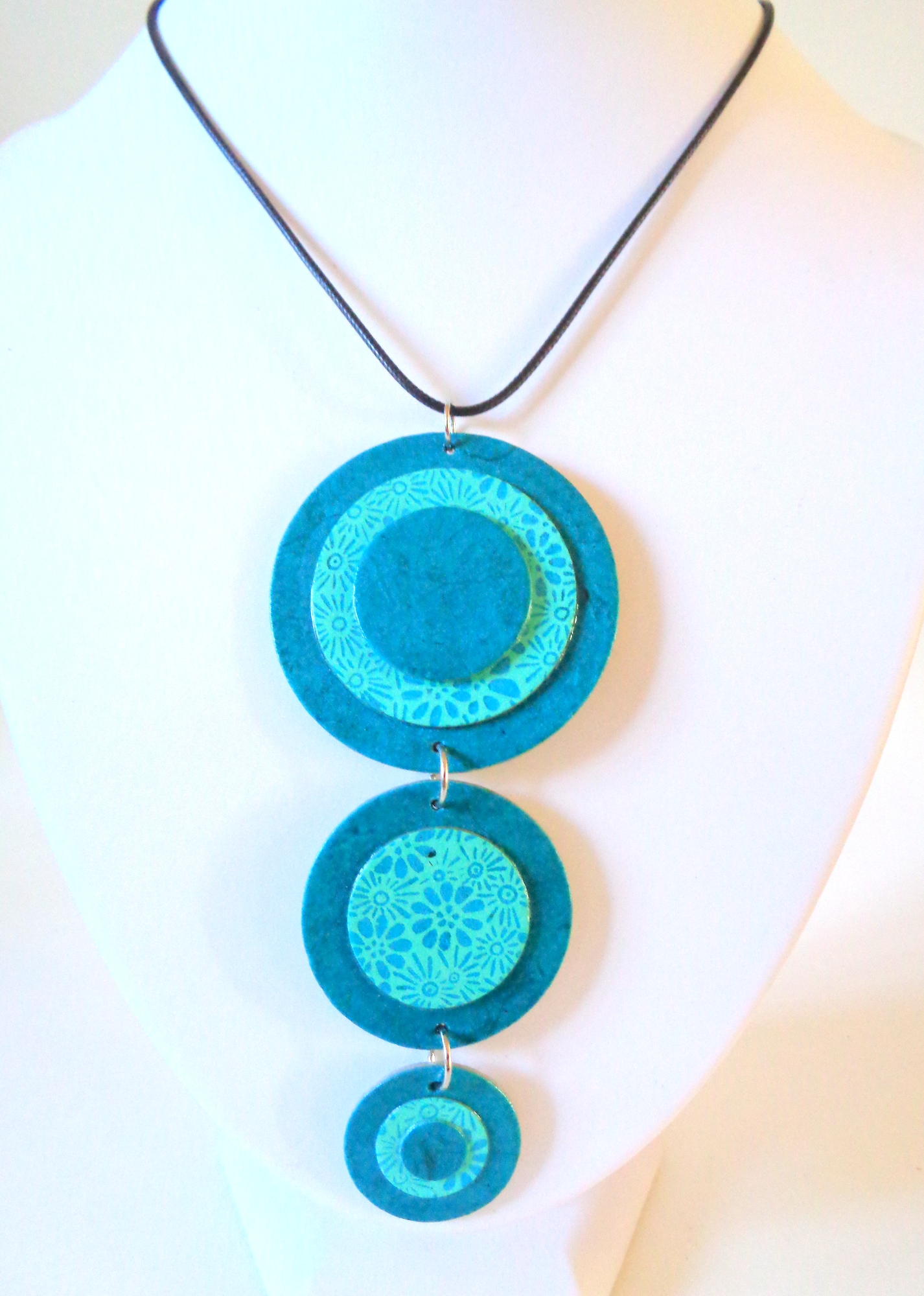 Long pendentif "Ronds" en carton -  Bleu turquoise/Bleu à fleurs – Image 2