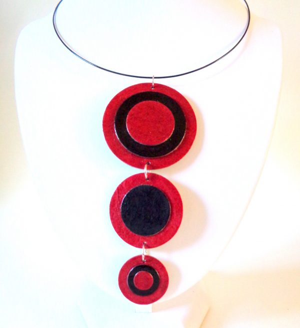 Long pendentif "Ronds" en carton - Rouge carmin et Noir