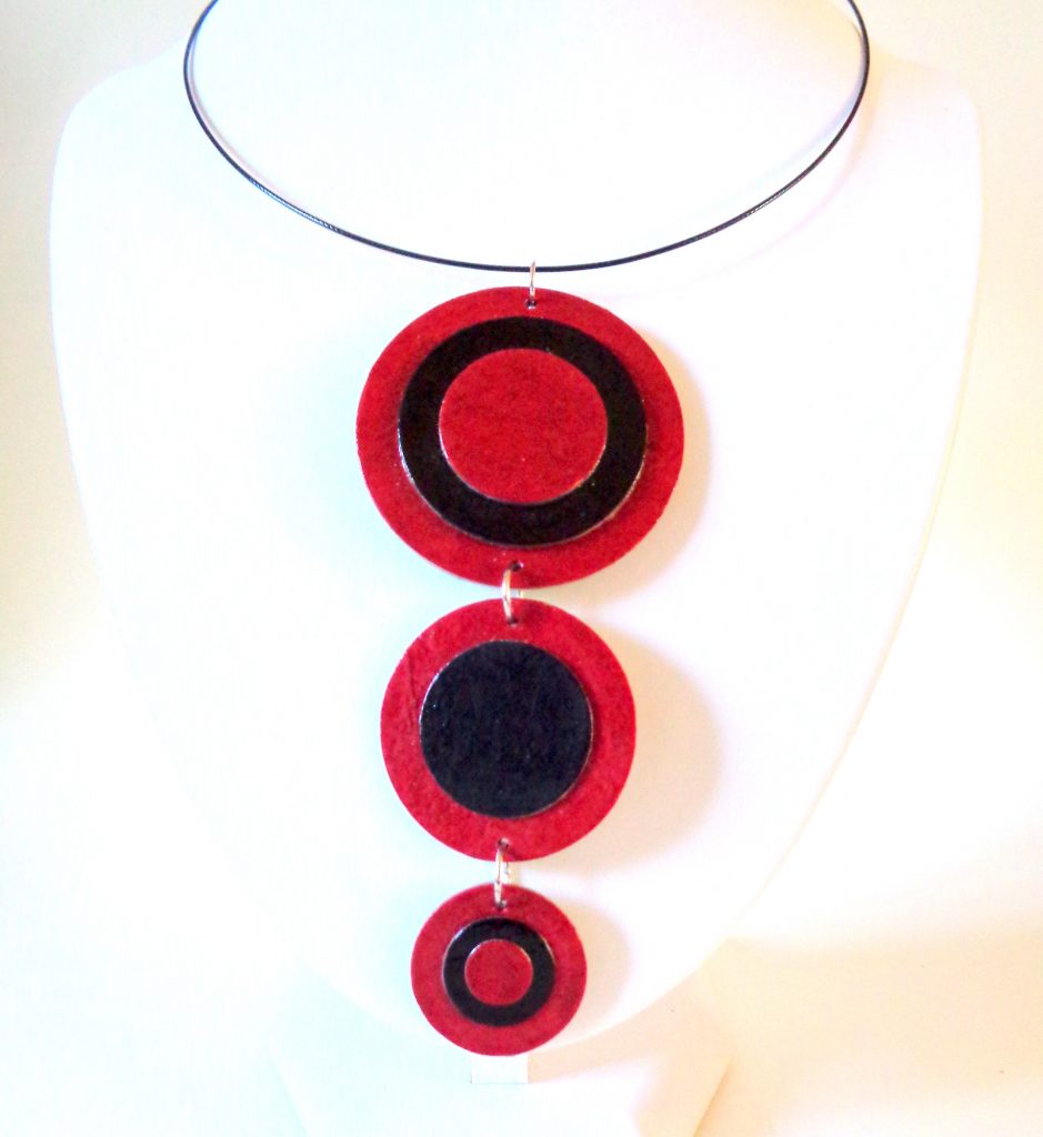 Long pendentif "Ronds" en carton - Rouge carmin et Noir