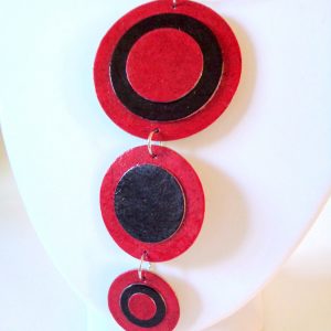 Long pendentif "Ronds" en carton - Rouge carmin et Noir – Image 3