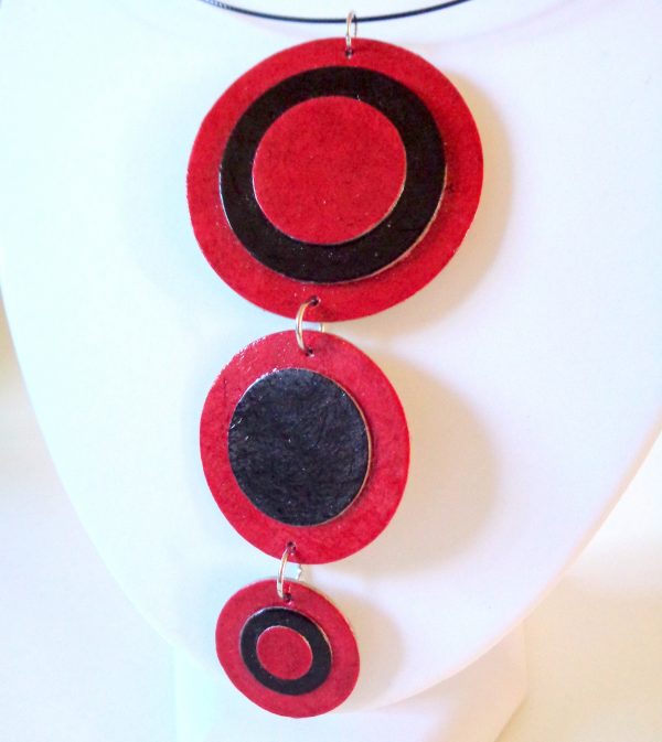 Long pendentif "Ronds" en carton - Rouge carmin et Noir